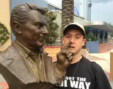 網友分享《與雕像的即興搞笑合照》超秀路人這樣拍照真的超有才