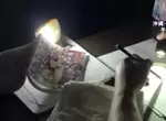 《颱風下的沖繩漫畫家》家中停電還是要工作 在黑暗中趕稿直呼熱爆了 《颱風下的沖繩漫畫家》家中停電還是要工作 在黑暗中趕稿直呼熱爆了
