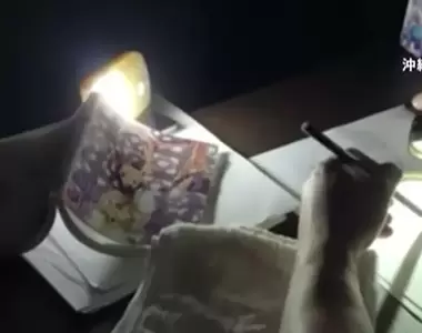 《颱風下的沖繩漫畫家》家中停電還是要工作 在黑暗中趕稿直呼熱爆了
