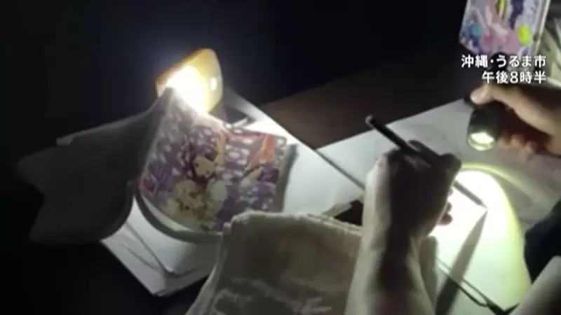 《颱風下的沖繩漫畫家》家中停電還是要工作 在黑暗中趕稿直呼熱爆了 《颱風下的沖繩漫畫家》家中停電還是要工作 在黑暗中趕稿直呼熱爆了