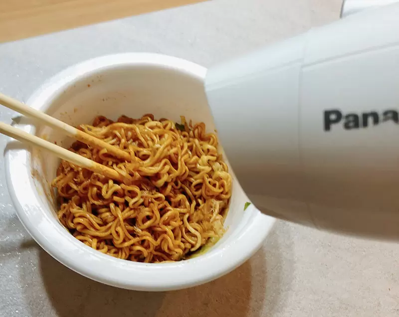 《讓乾泡麵變好吃的妙招》作曲家分享獨門吹風機烘乾法 吹一下就能大大提升美味？