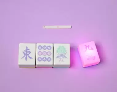 《發光麻將扭蛋》敲下去就亮起來，這就是聖光嗎～～