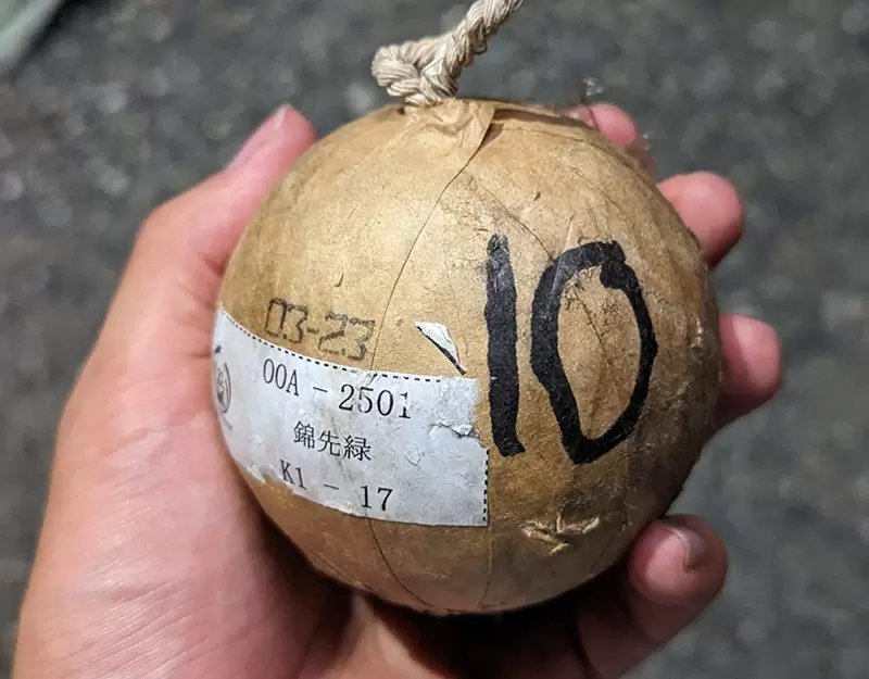 《車子被煙火砸中的人》引擎室驚見一顆未爆彈 受害日本網友直呼要去買樂透