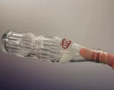《手指卡在玻璃瓶的人》卡了兩個小時決定上網求救 網友們集思廣益的結果是……