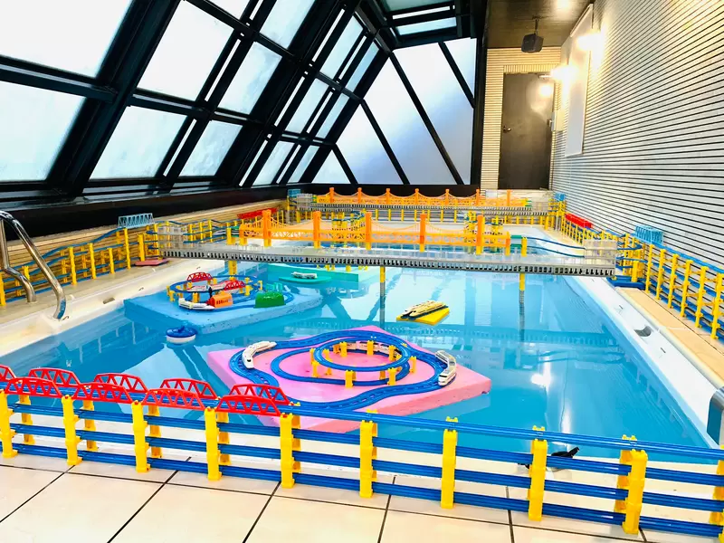 《在「那個泳池」組裝鐵道模型》解鎖前無古人的成就 熟到不能再熟的場景還能變出新花樣