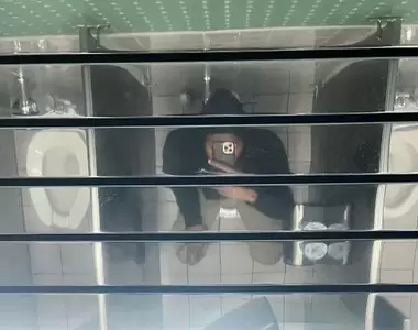 網友分享《公共場所的搞笑設計》想知道廁所有沒有人？往上看就知道惹