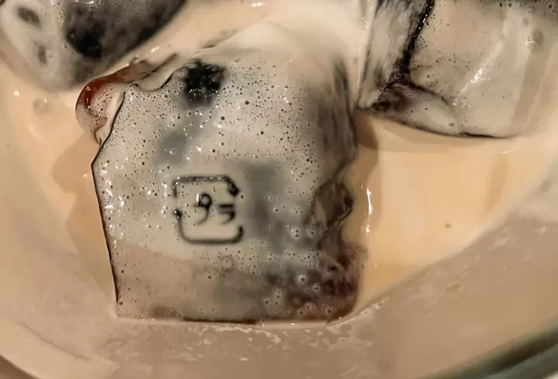 《日本咖啡凍掀論戰》咖啡廳提供咖啡凍驚見塑膠回收標誌 代表這是現成的還是自製的？