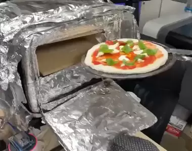 《把廉價烤箱變成加熱神器》能將溫度催到600度，威力就是烤一張披薩只要90秒