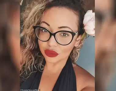 《號稱不需要男人幫忙的女人》想一個人搬沙發卻發生事故,人沒事但肯定是個難忘的回憶