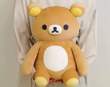 療癒商品《懶懶熊抱枕》大小尺寸超適合抱在懷裡,上班或在家追劇 都捨不得放開它