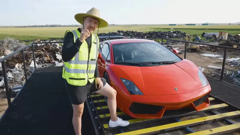 絞碎機完全破壞《一台全新藍寶堅尼》千萬跑車變成廢鐵也不過就10秒