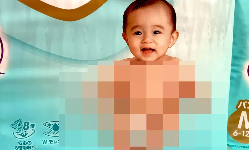 《日本毛骨悚然尿布包裝》小貝比的右手超恐怖 網友戲稱他是寄生獸或小拳石 《日本毛骨悚然尿布包裝》小貝比的右手超恐怖 網友戲稱他是寄生獸或小拳石