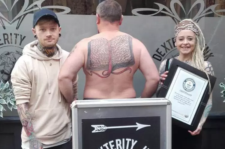 金氏世界紀錄狂人《在身體紋上女兒名字667遍的男人》而且未來不排除將數字繼續往上增加 金氏世界紀錄狂人《在身體紋上女兒名字667遍的男人》而且未來不排除將數字繼續往上增加