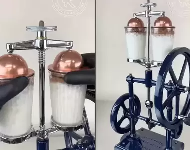 1890年製的《奶昔手搖機》在電動設備被發明之前用手搖已經是很棒的點子惹