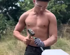 女孩陷入瘋狂《鮮肉型男石雕家》這影片的硬響力果然不同凡響