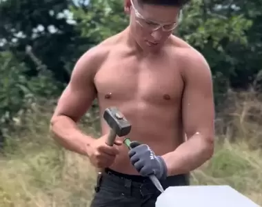 女孩陷入瘋狂《鮮肉型男石雕家》這影片的硬響力果然不同凡響