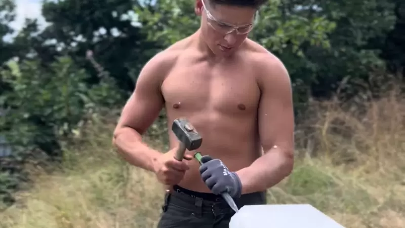 女孩陷入瘋狂《鮮肉型男石雕家》這影片的硬響力果然不同凡響 女孩陷入瘋狂《鮮肉型男石雕家》這影片的硬響力果然不同凡響