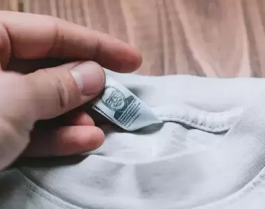 網友分享《衣領標籤不適感清除小技巧》借助小道具就能讓你輕鬆穿起衣服不過敏