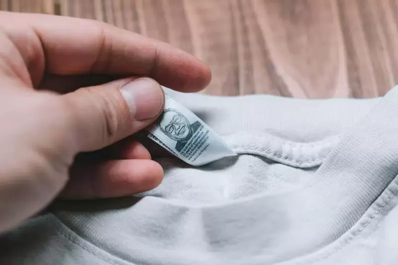 網友分享《衣領標籤不適感清除小技巧》借助小道具就能讓你輕鬆穿起衣服不過敏 網友分享《衣領標籤不適感清除小技巧》借助小道具就能讓你輕鬆穿起衣服不過敏