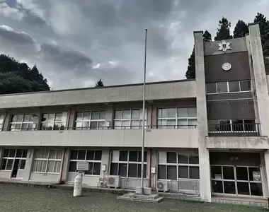 《廢校變身遊樂空間》體驗晚上在校園散步的快感 還有超豪華四驅車跑道的好地方