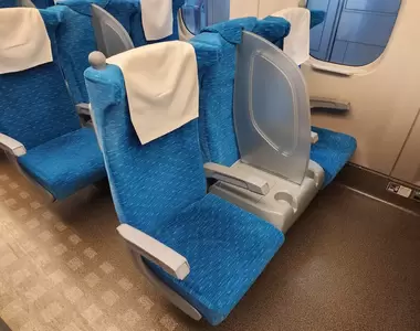 《日本新幹線推出新座位》加價1200日圓多買0.5個空間 再也不用擔心旁邊坐著討厭的陌生人