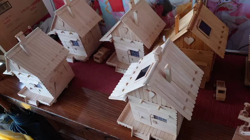 父親用《吃完的冰棒棍做成小木屋》每次回老家總覺得模型屋的數量越來越多惹XD 父親用《吃完的冰棒棍做成小木屋》每次回老家總覺得模型屋的數量越來越多惹XD