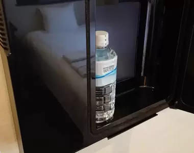 《日本網友吐槽飯店超薄冰箱》絕對比你想像的還要薄 這東西真的能夠派上用場嗎?