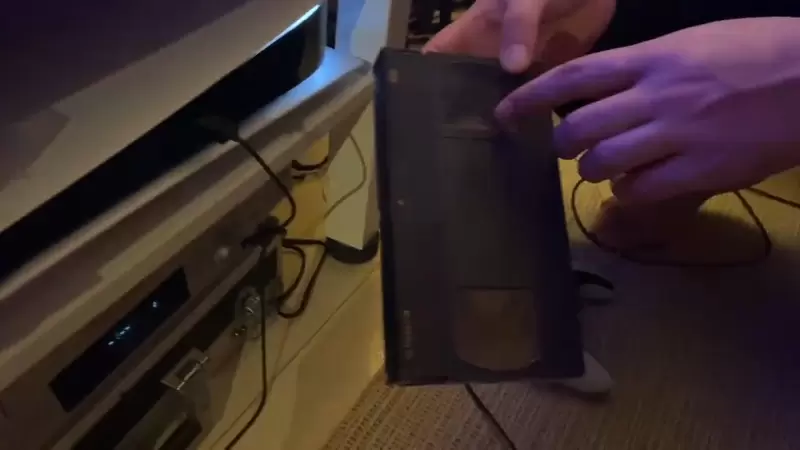 《沒有標籤的錄影帶》從錄影帶出租店入手的詭異物品 網友戰戰兢兢播放的結果是…… 《沒有標籤的錄影帶》從錄影帶出租店入手的詭異物品 網友戰戰兢兢播放的結果是……