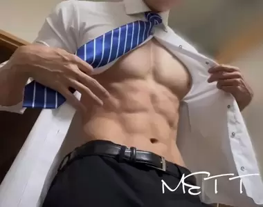 超養眼福利《藏在西裝襯衫裡的胸肌》身高180體脂12%的完美體態呈現