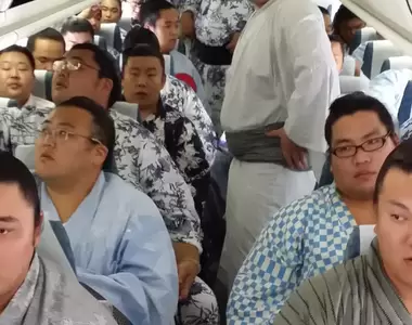 《在離島辦相撲比賽的結果》重量級乘客導致飛機超重 航空公司臨時加派班機救援了
