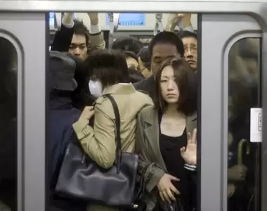 讓AI描繪《東京滿員電車的畫面》結果合成了讓通勤族超有同感的誇張圖片