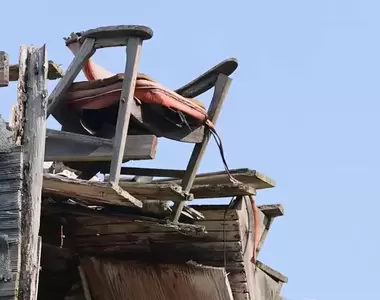 引起網友關注的《廢墟椅子》甚至還成立社團「Chair Watch」有人天天回報掉沒掉下來