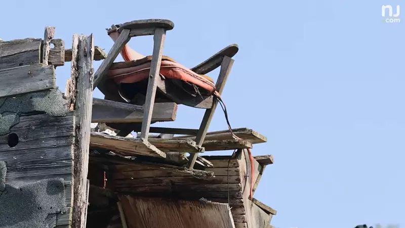 引起網友關注的《廢墟椅子》甚至還成立社團「Chair Watch」有人天天回報掉沒掉下來 引起網友關注的《廢墟椅子》甚至還成立社團「Chair Watch」有人天天回報掉沒掉下來