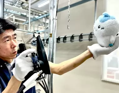 大叔們認真的《幫娃娃洗澡的洗衣店》還有修復服務～看著這些娃娃洗香香的畫面好治癒