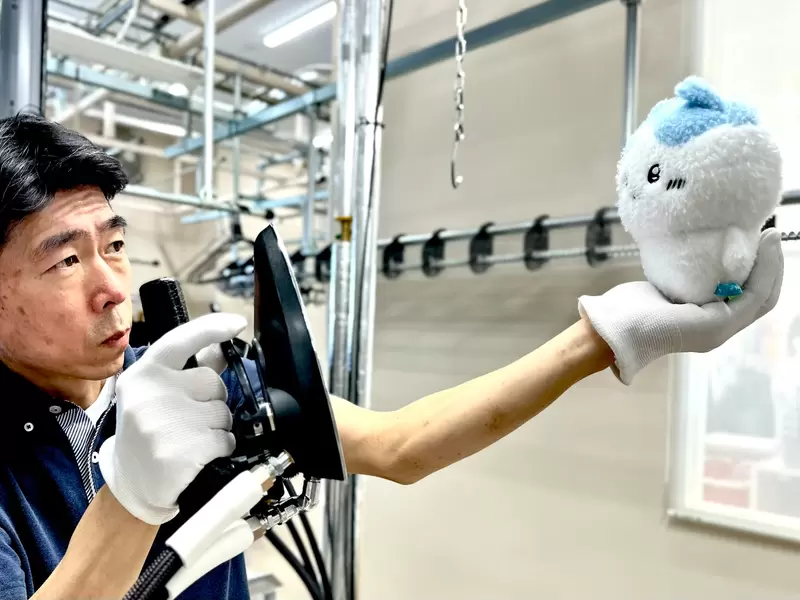 大叔們認真的《幫娃娃洗澡的洗衣店》還有修復服務～看著這些娃娃洗香香的畫面好治癒