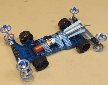 《將四驅車裝上沖天炮加速》將動力改成火箭系統試試看車車能不能跑起來？