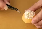超磨耐心系列《芝麻球食物組裝模型》外層包覆900粒芝麻顆粒讓你一顆一顆組上去