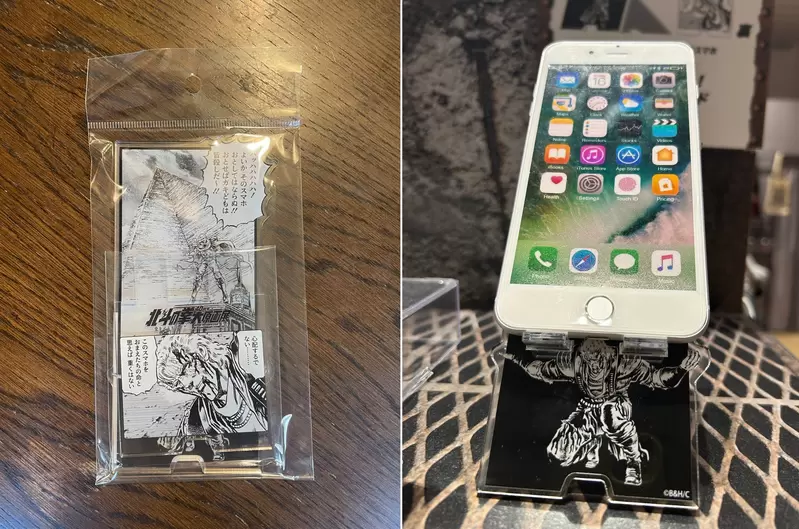 《北斗神拳原畫展》展覽商品「修武手機架」這個設計也太地獄哏了吧 《北斗神拳原畫展》展覽商品「修武手機架」這個設計也太地獄哏了吧
