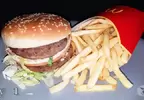 《麥當勞大麥克套餐放置實驗》預計4週拍攝看看食物本身會發生什麼變化？