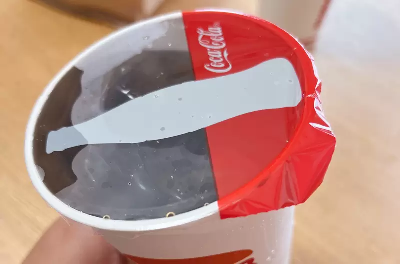 《5萬人按讚的外帶飲料設計》台灣人看習慣的飲料封膜 日本網友直呼不會打翻太神了 《5萬人按讚的外帶飲料設計》台灣人看習慣的飲料封膜 日本網友直呼不會打翻太神了