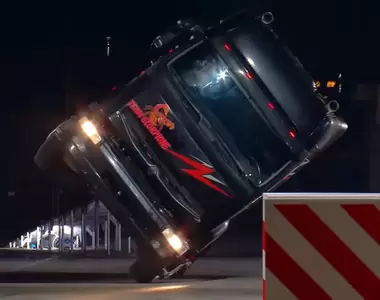 金氏世界紀錄《卡車翹孤輪》騰空駕車並且越過障礙進行挑戰