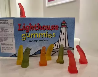 看到就回不去的《燈塔軟糖》揉揉眼確定一下這不是塑膠ㄌㄢˇ嗎?