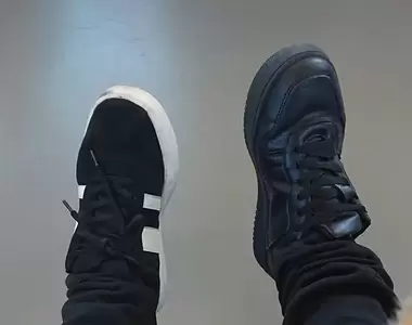 網友分享《左右腳鞋子穿錯》情況，超尷尬真的想馬上回家給它換掉