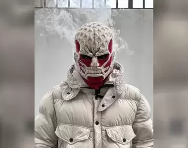 網友手工縫製《超大巨人頭套》還原「進擊的巨人」當中造型,一戴上馬上就有感被支配的恐懼