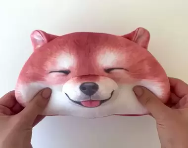 日本雜貨推出《像麻糬一樣的柴犬包包》軟呼呼的柔嫩觸感讓妳越捏越療癒