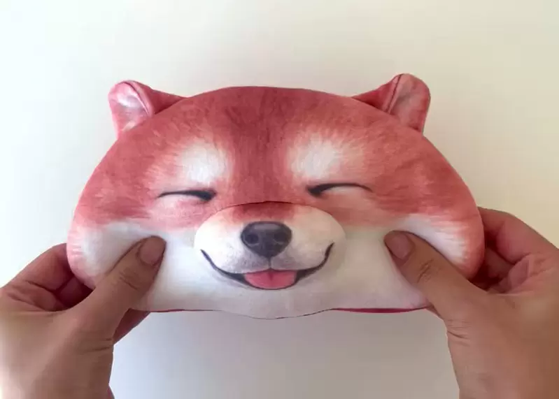 日本雜貨推出《像麻糬一樣的柴犬包包》軟呼呼的柔嫩觸感讓妳越捏越療癒