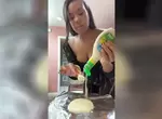 國外《狂撒醬女狂人》她的影片裡好像所有醬汁佐料都不用錢一樣 國外《狂撒醬女狂人》她的影片裡好像所有醬汁佐料都不用錢一樣