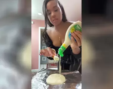 國外《狂撒醬女狂人》她的影片裡好像所有醬汁佐料都不用錢一樣