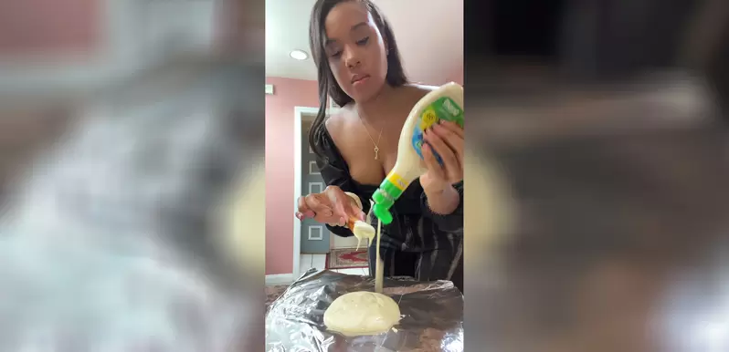 國外《狂撒醬女狂人》她的影片裡好像所有醬汁佐料都不用錢一樣