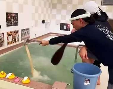 《日本澡堂加入豚骨高湯》讓你體驗當一碗豚骨拉麵的感覺 挨批不衛生緊急喊卡了